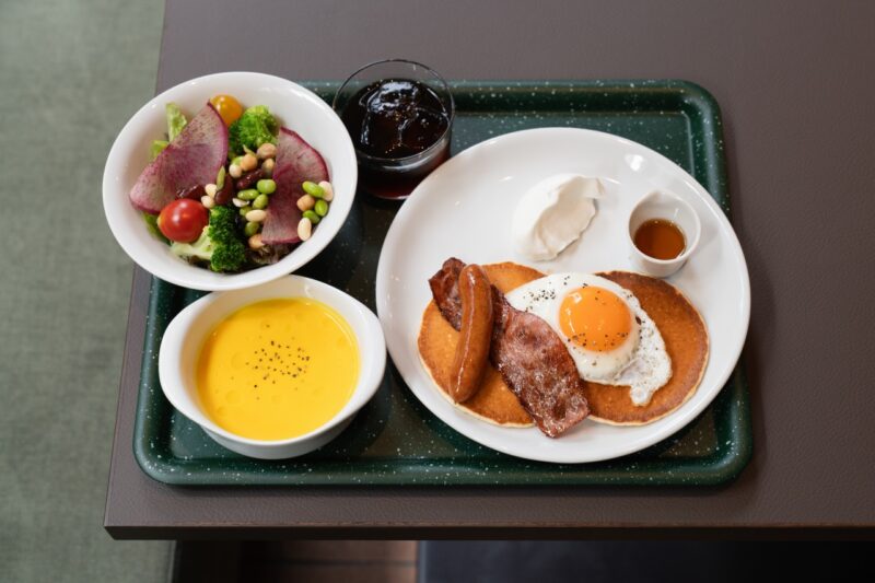 「ごはん」のようなパンケーキと、朝から食べたくなるカレー
