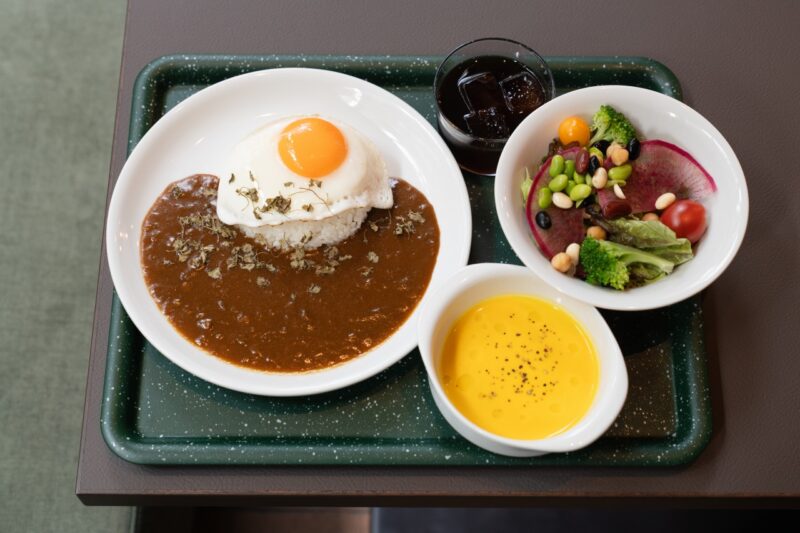 「ごはん」のようなパンケーキと、朝から食べたくなるカレー