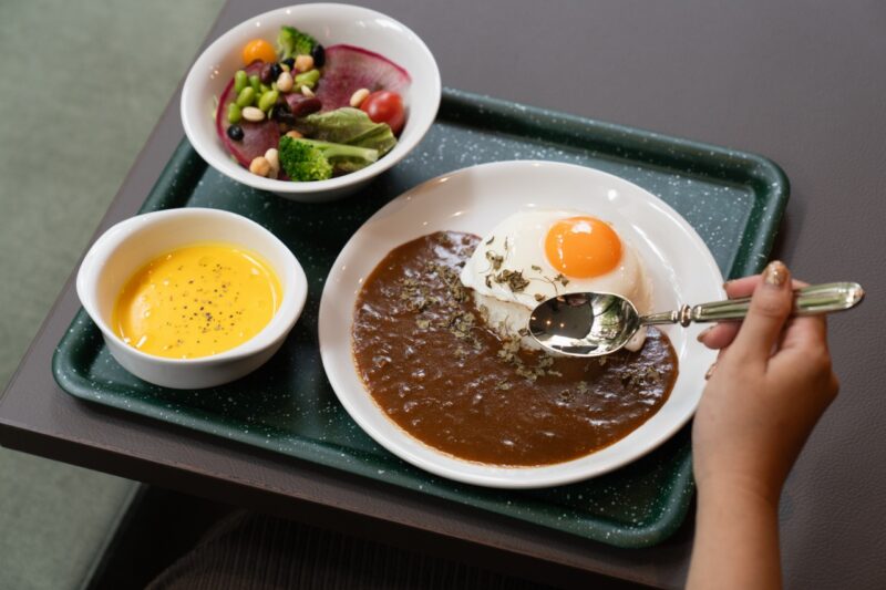 STEP 4 朝食。光の差し込む「Cafe & Dining Reen」で、もちもちのパンケーキを