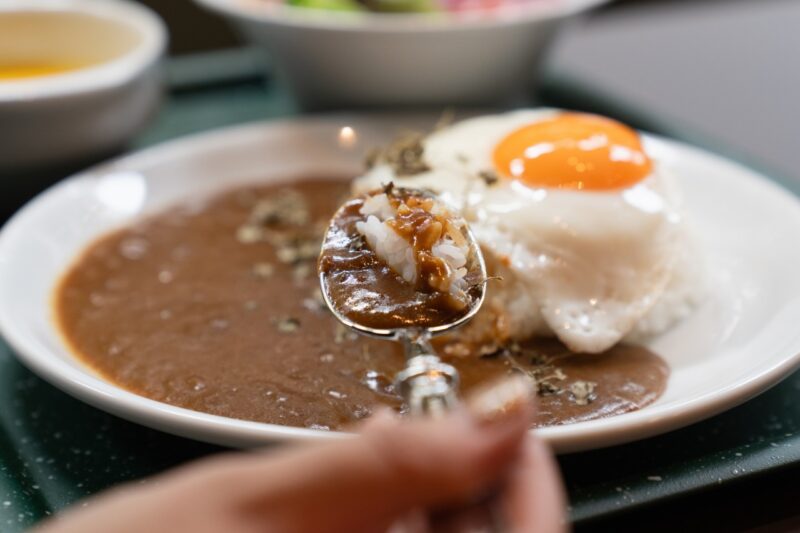 「ごはん」のようなパンケーキと、朝から食べたくなるカレー