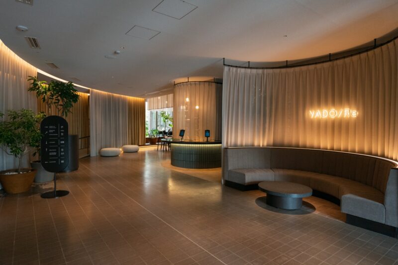 STEP 1 エントランス到着。空気が変わる、最初の一歩