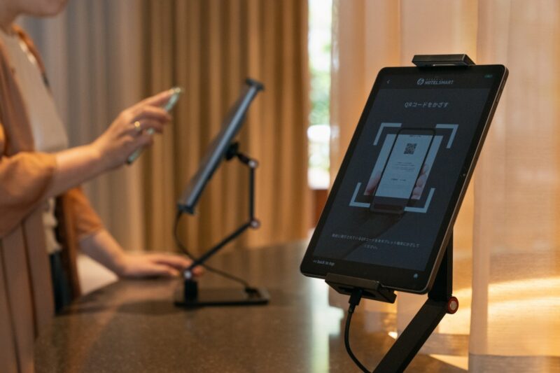 STEP 2 チェックイン。タブレット1台で完結する、シンプルさ