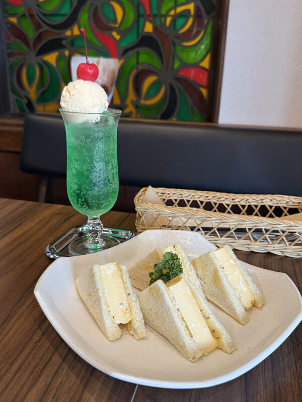 「メロンクリームソーダ」と「特製たまごサンド」