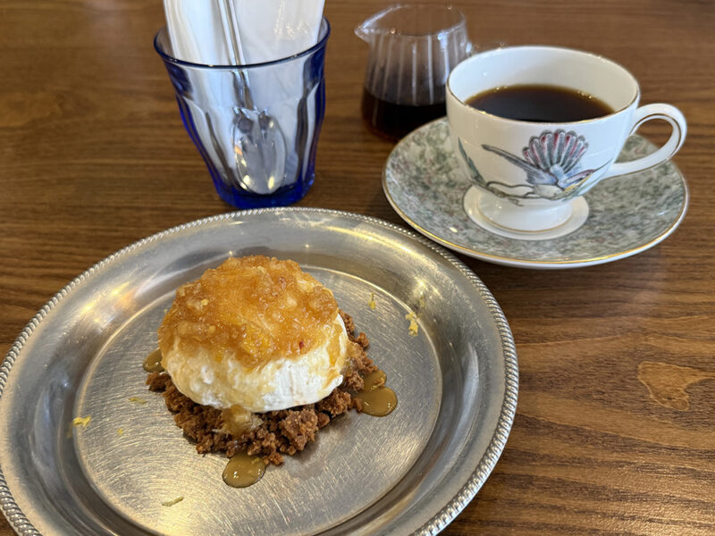 喫茶ボネ.のレアチーズケーキとコーヒー