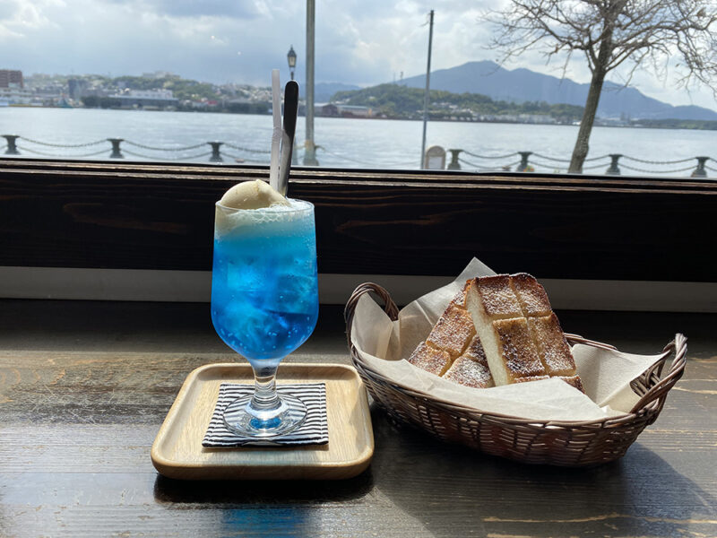 あおいろソーダとシナモンバタートースト