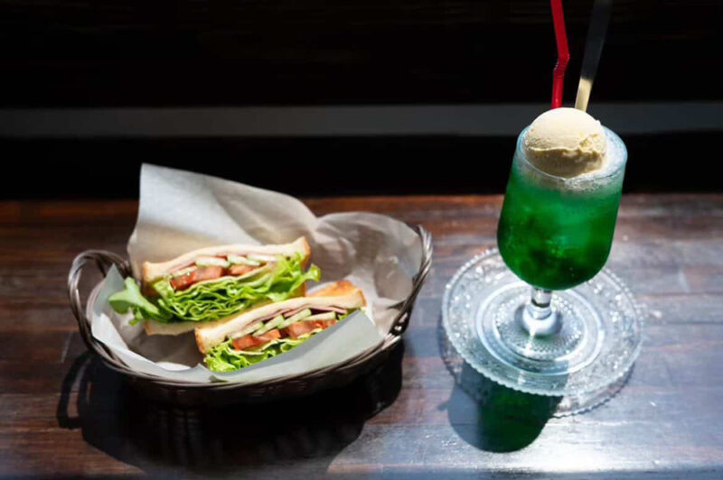 メロンソーダとオリジナルサンドイッチ