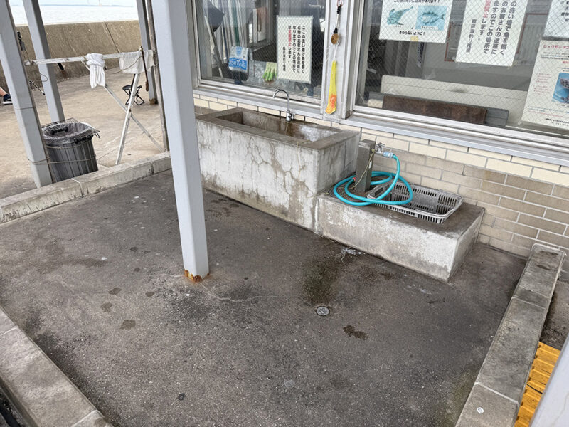 脇田海釣り桟橋　休憩施設