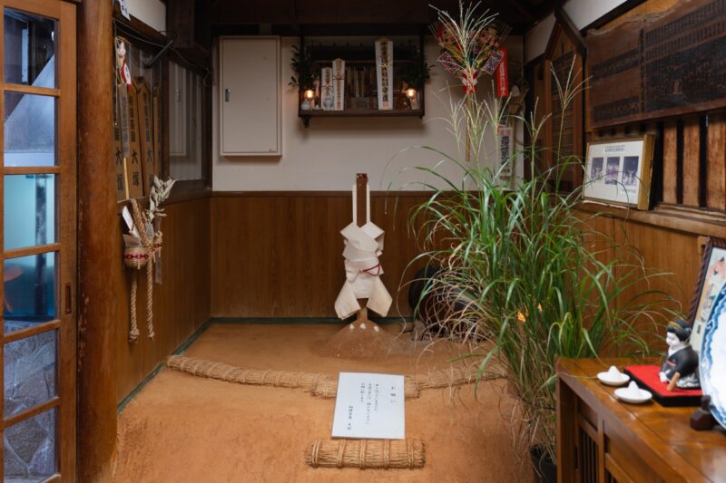 一歩入れば土俵の上。高砂の街角から相撲の世界へ