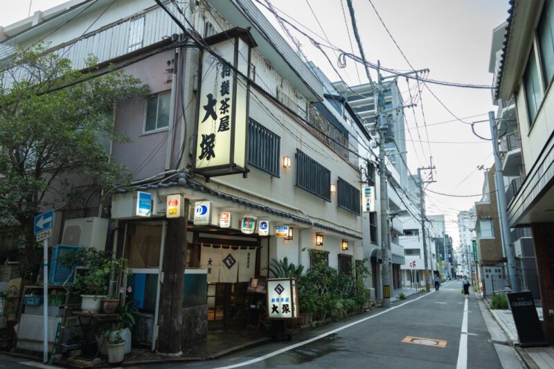 住宅地の真ん中に、ぽつんと一軒の相撲茶屋