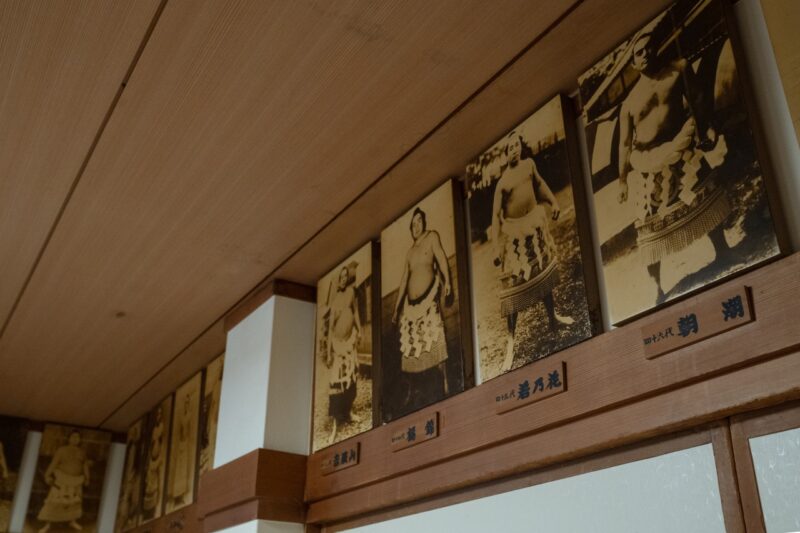 一歩入れば土俵の上。高砂の街角から相撲の世界へ