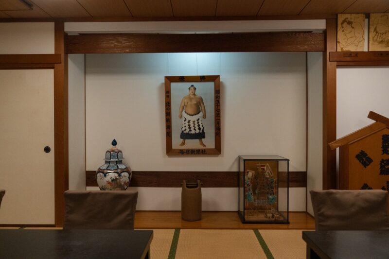 住宅地の真ん中に、ぽつんと一軒の相撲茶屋