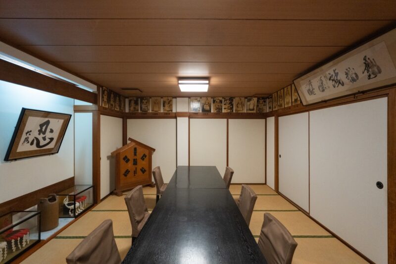 一歩入れば土俵の上。高砂の街角から相撲の世界へ
