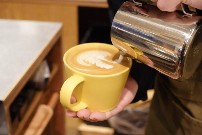 ロクメイコーヒー_ラテアート中