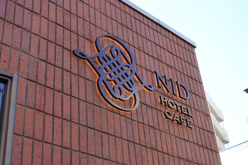 HOTELNID_壁面ロゴ