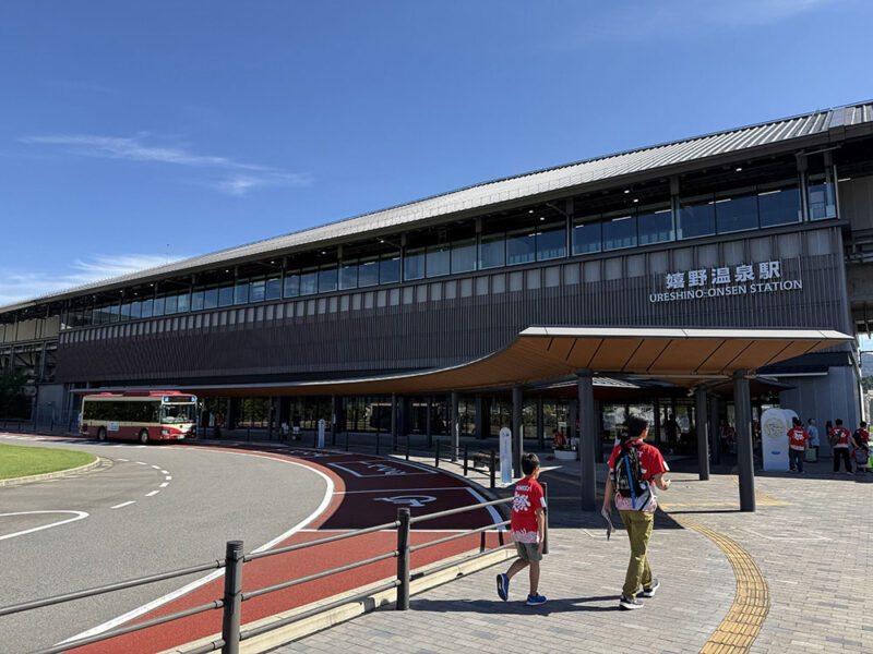 日本三大美肌の湯がある街の「嬉野温泉駅」