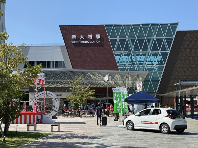 モダンな駅舎が迎える「新大村駅」