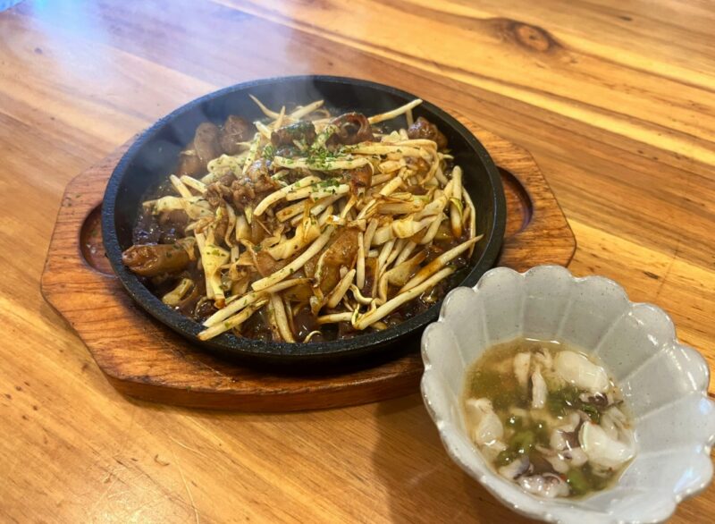 軽い一杯にも、気の合う友人とのランチにも。熱々の鉄板料理で乾杯!「かな川 大橋本店」