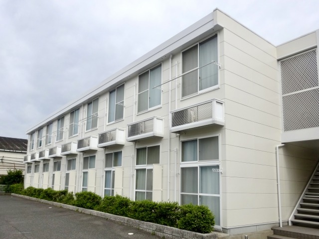 郊外に建てられたアパートのイメージ画像