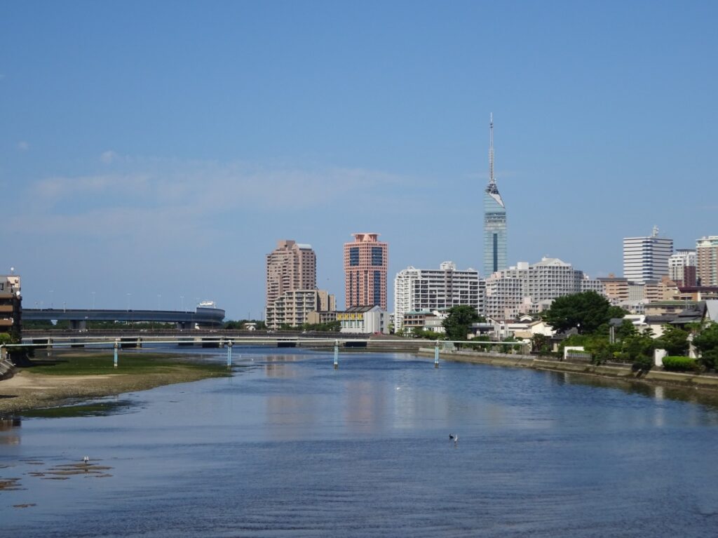 室見川から見た福岡市ももちエリア