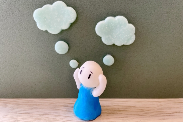 悩んでいる人_イメージ画像