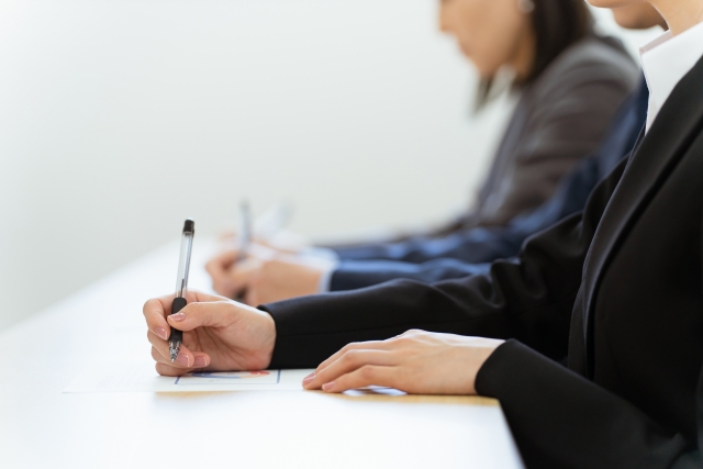 講習を受ける人_イメージ画像