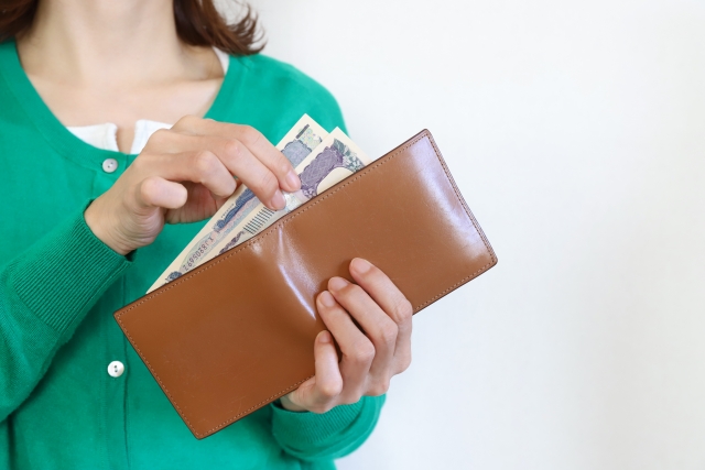 予算と相談している人_イメージ画像