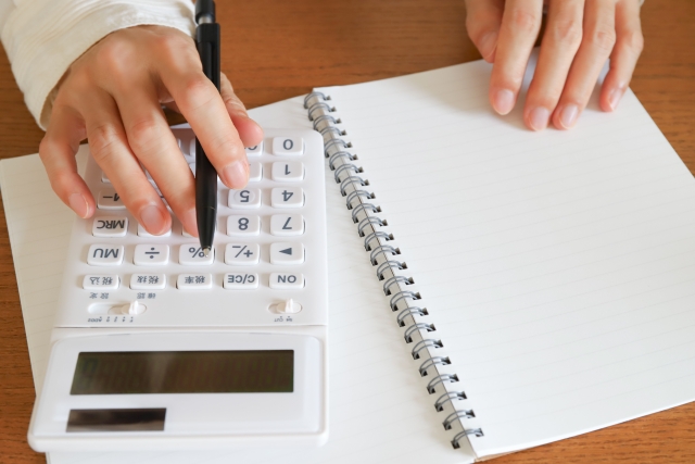 電卓で計算する人_イメージ画像