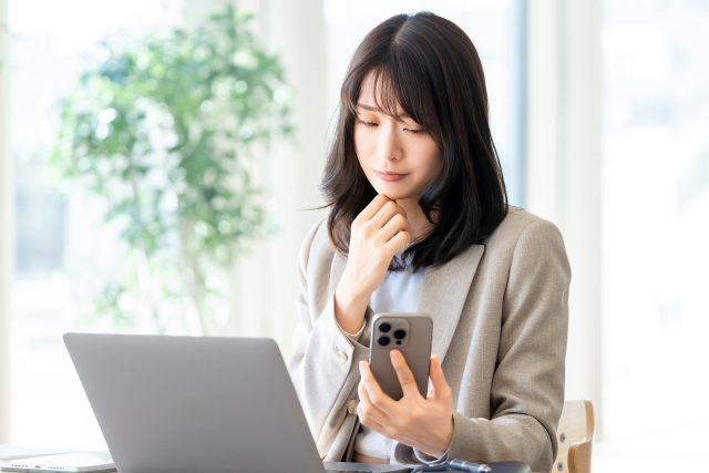 考えている女性