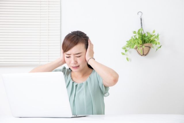騒音で集中できない女性